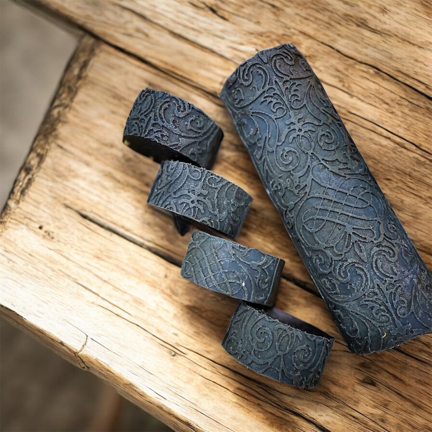Activated charcoal with wattleseed and tea tree